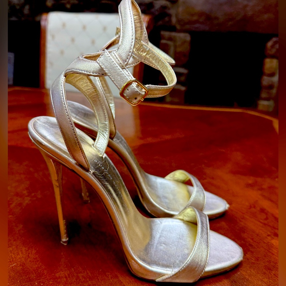 Rare Sexy AF Giuseppe Zanotti Gwyneth sandal in gold EU 39.5 GUC